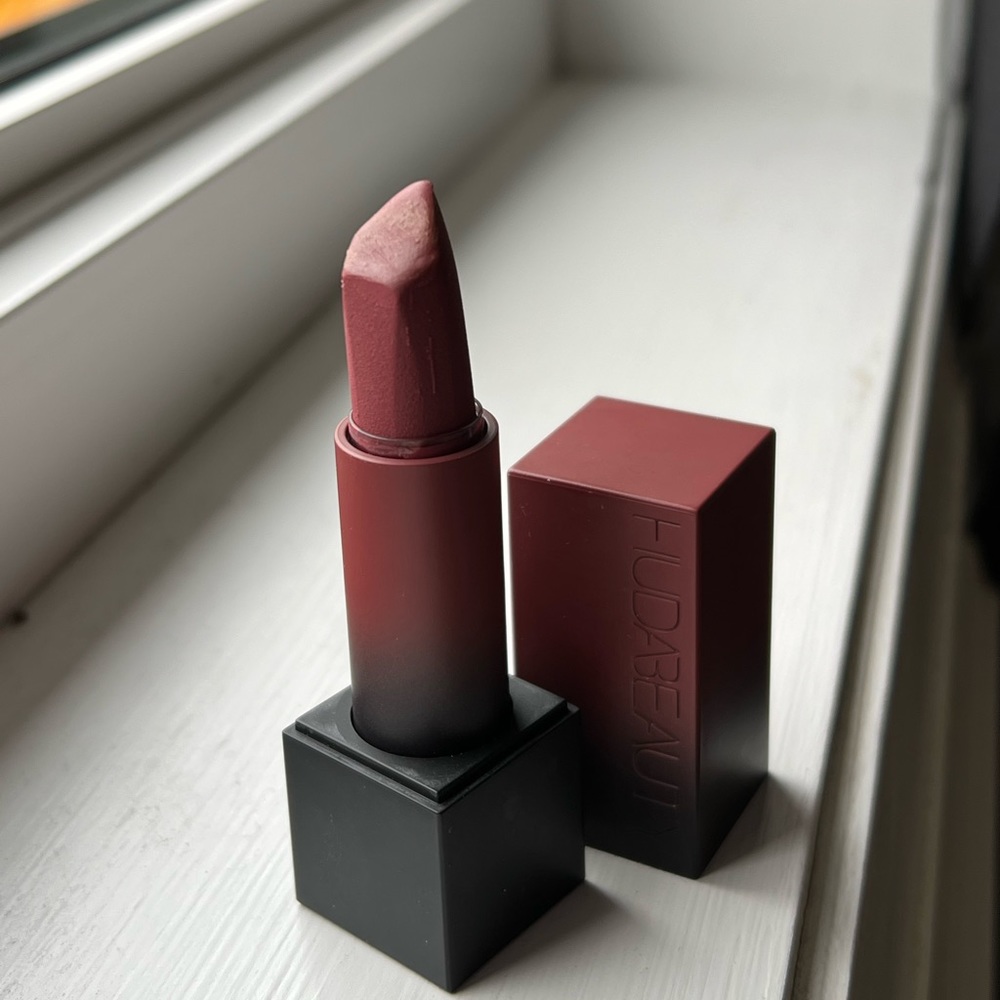 Huda Beauty lipstick